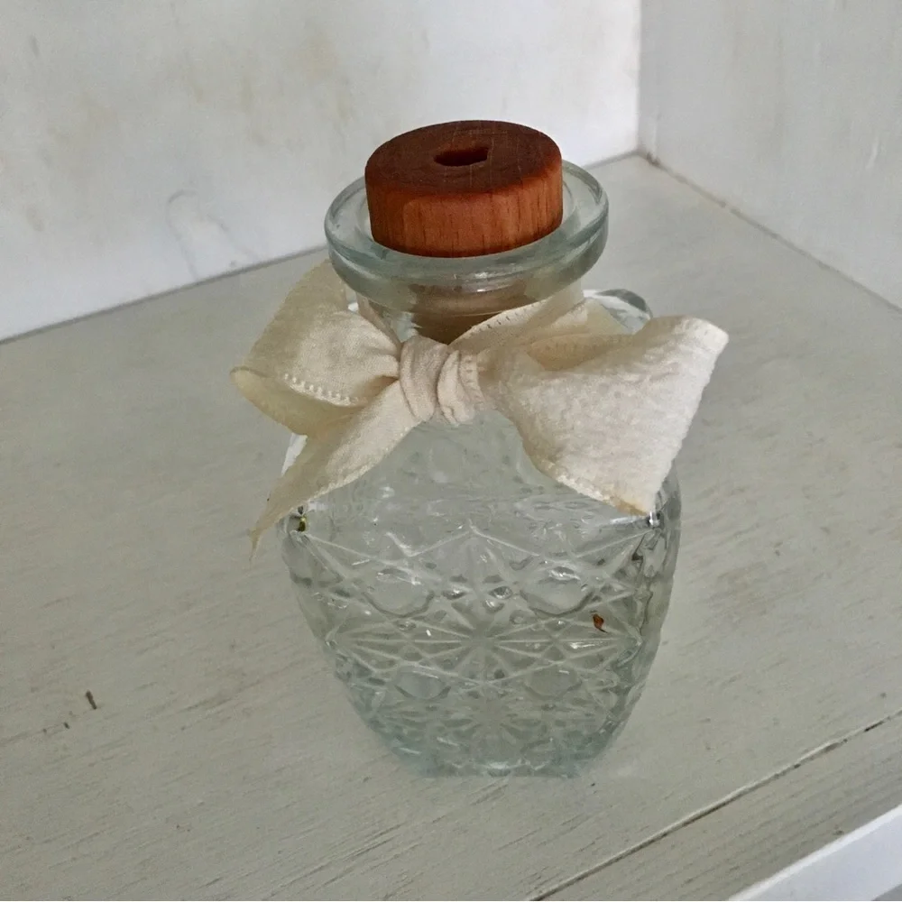 LP Cut Glass Stem Bottle + Reed Diffuser Lid Cream Ribbon